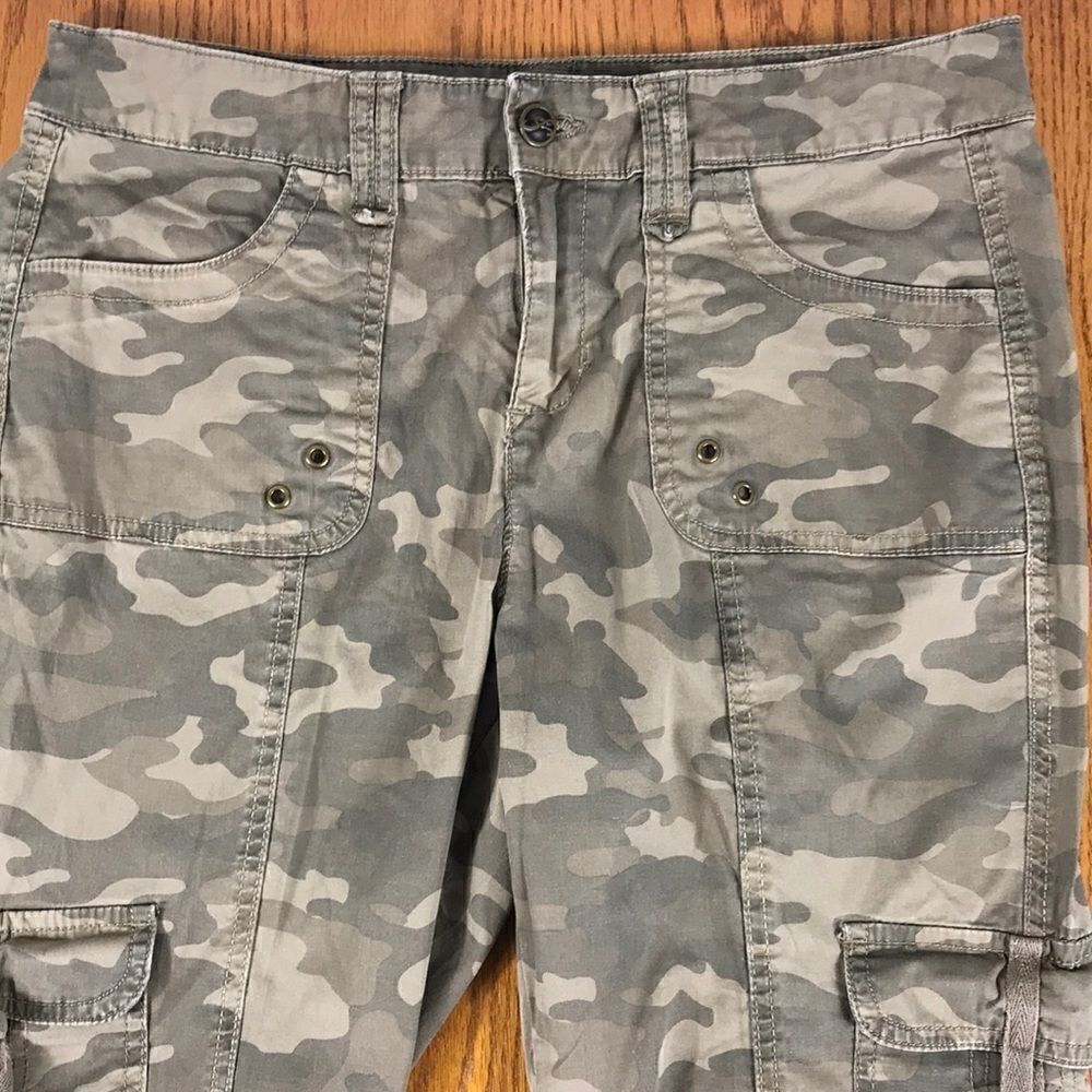 Style & Co sz 6 cropped camo pants w zipper EUC